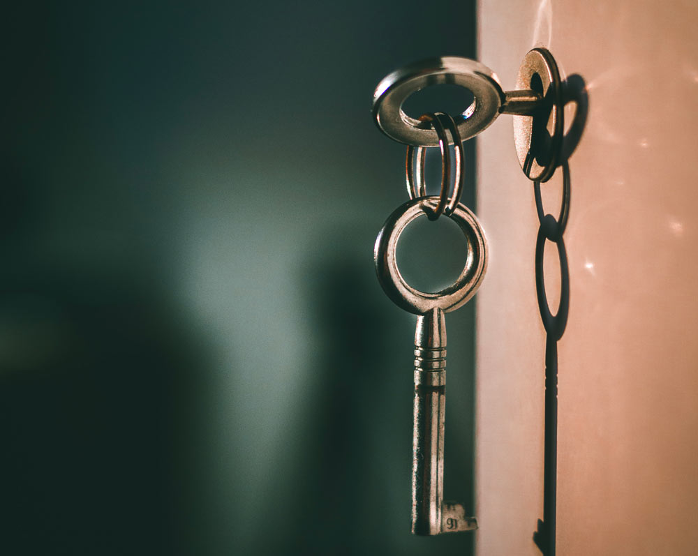 Image mise en avant - Photo de clés laissées dans une porte ouverte