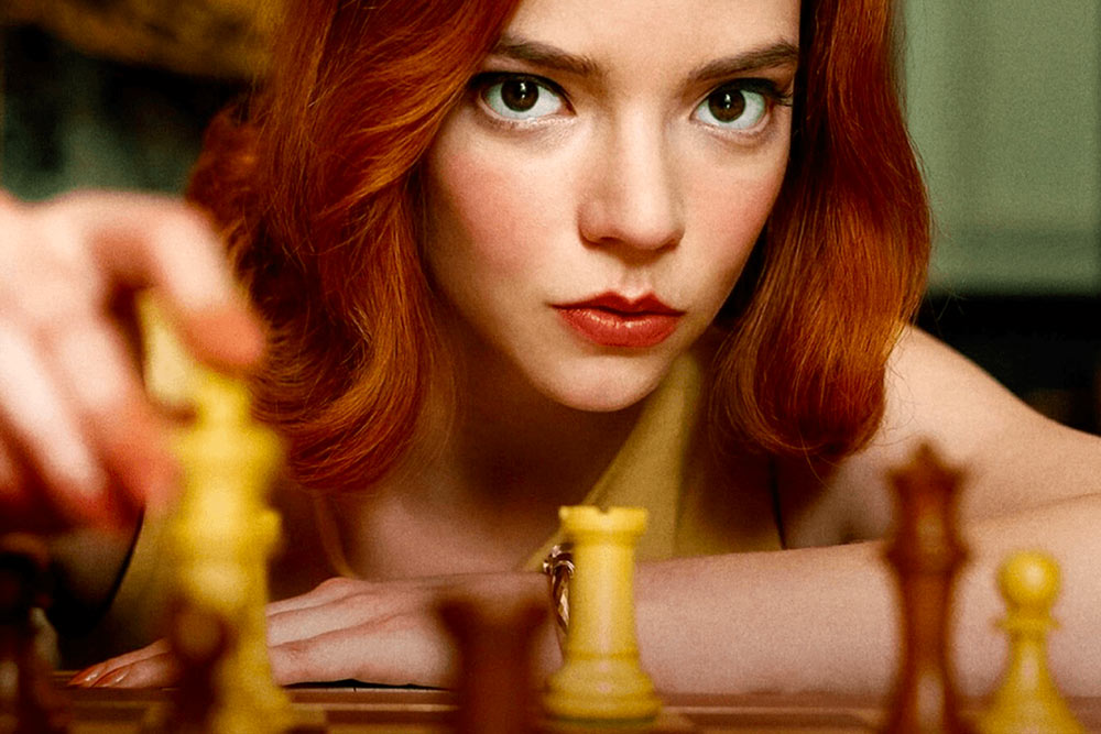 Jeune femme jouant aux échecs (image de la série Netflix "Le Jeu de la Dame")