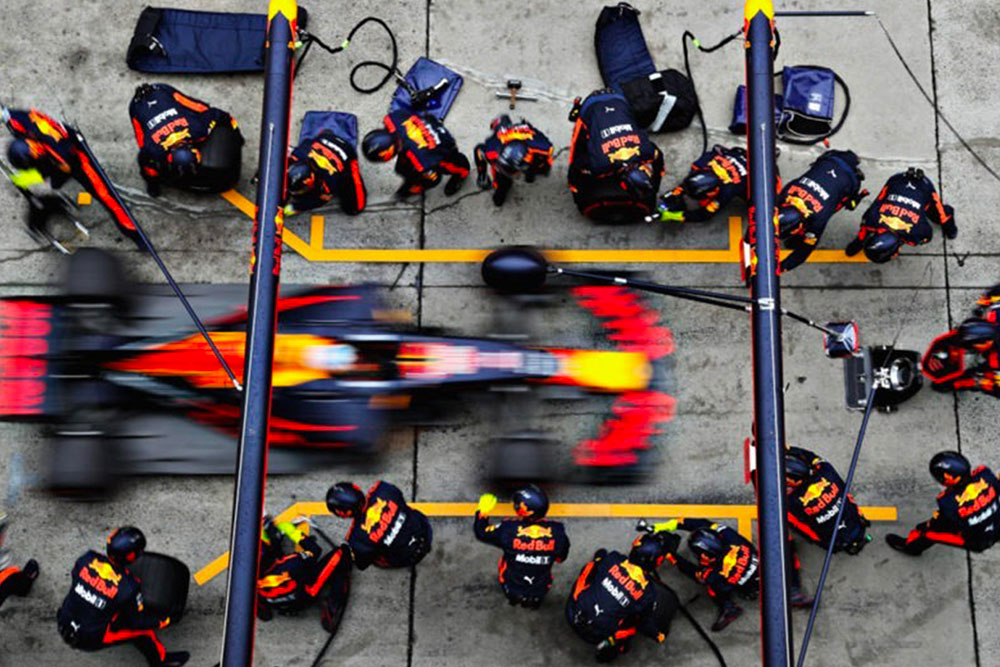 Image mise en avant - Photographie d'un arrêt aux stands de l'équipe de F1, Red Bull Racing