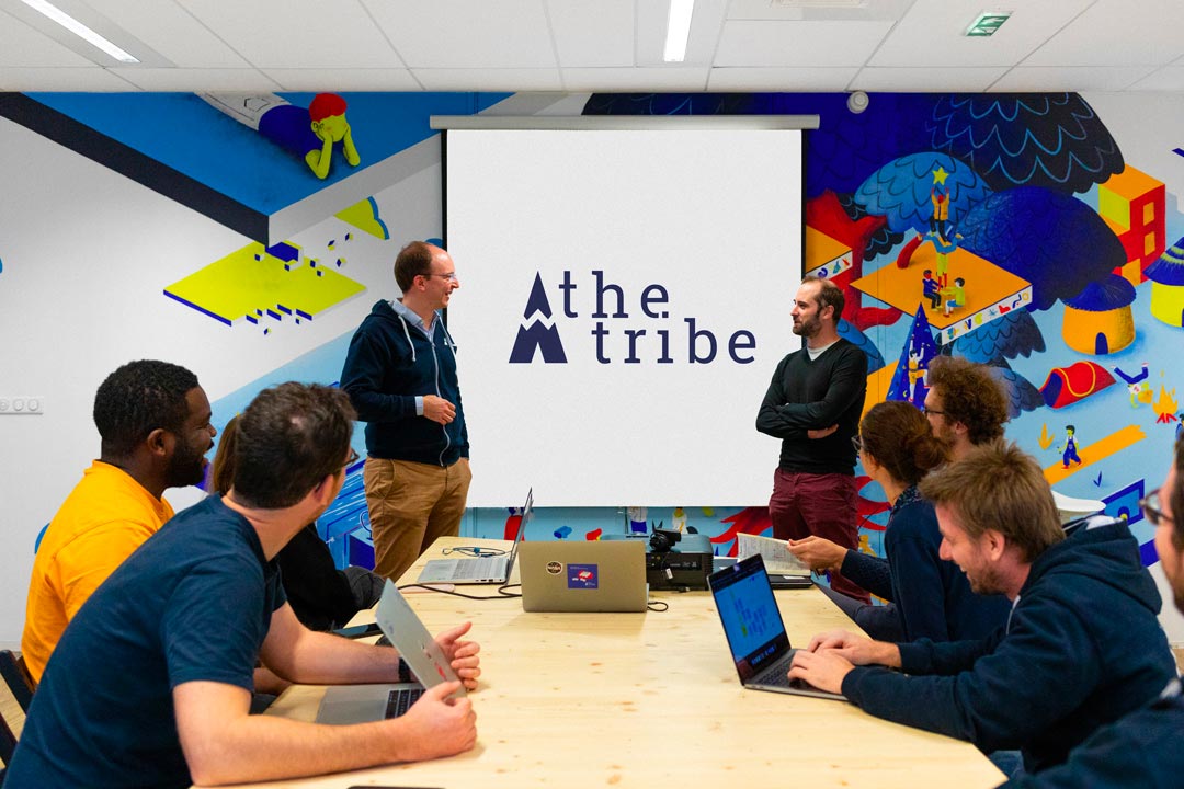 Photo de couverture de l'article où plusieurs collaborateurs theTribe assistent à une présentation réalisée par les deux fondateurs de theTribe, Benoît Vasseur et Jérôme Vasseur.